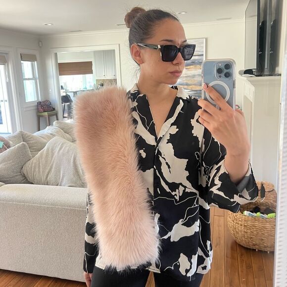 ARITZIA Faux Fur Scarf - Picture 2 of 7